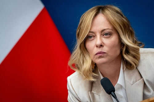 giorgia-meloni2571621521jpg Person speaking at a conference with flag background