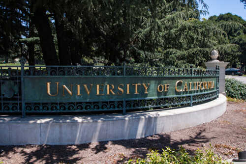 Berkeley,,Usa,-,January,3,2011:,The,Sign,Of,University Sign for the University of California at the campus entrance
