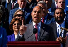 Jeffries Torches Trump Maps — ‘Wicked’? Hakeem Jeffries Accuses Trump and GOP of “Jim Crow-Like Tactics”