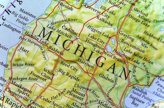 shutterstock_532778077 Map of Michigan highlighting central and northern towns and lakes