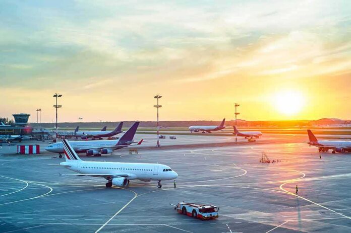 shutterstock_324754607 Airplanes on airport tarmac at sunset